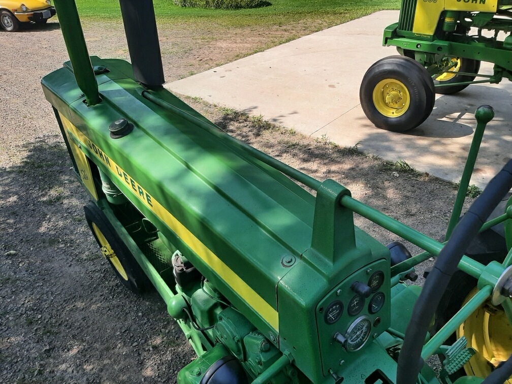 Hood and instrument panel of the John Deere 520